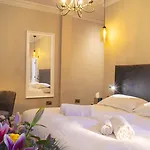 מלון The Fleece 4*